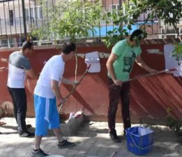 Öğretmenler, Okul Duvarlarını Boyadı